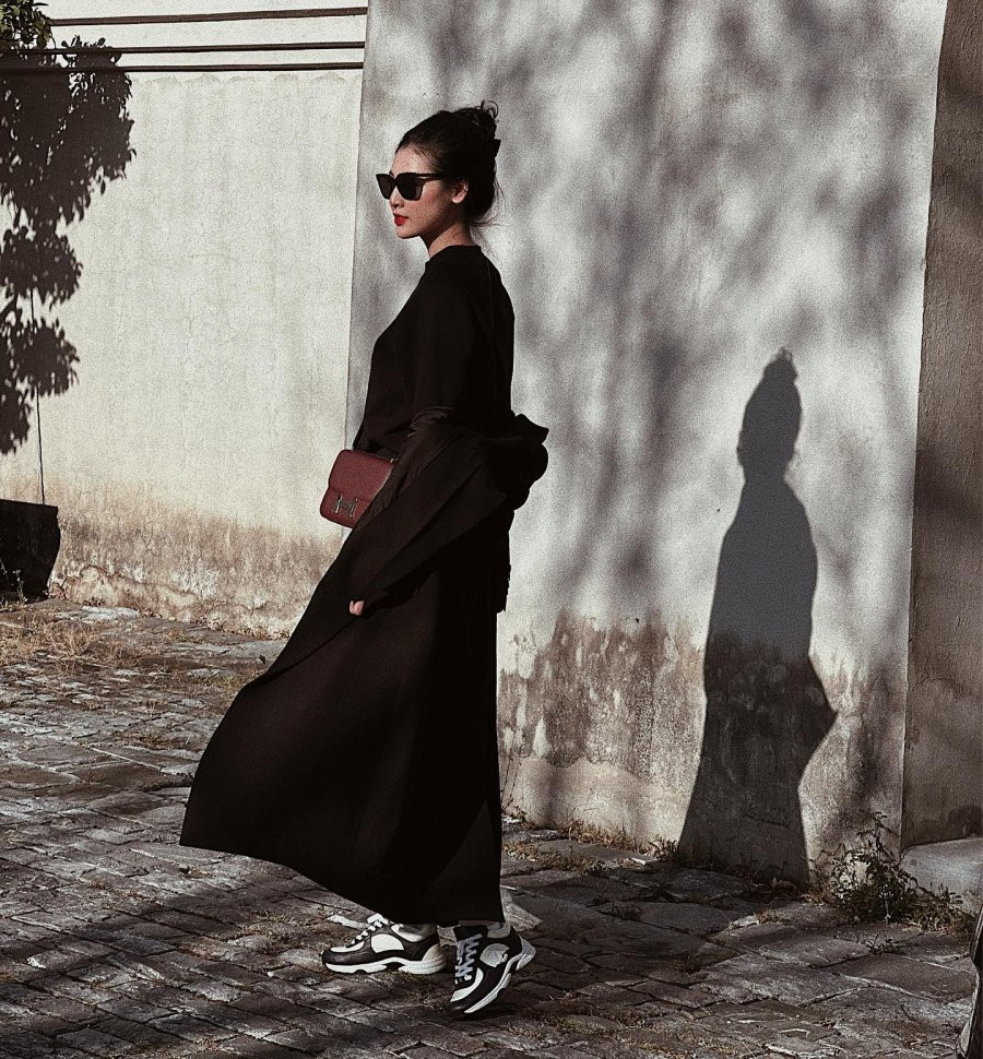 Diện váy dáng dài, nàng Á hậu mix cùng giày thể thao và túi đeo chéo nhỏ xinh giúp tổng thể không bị lùng bùng.