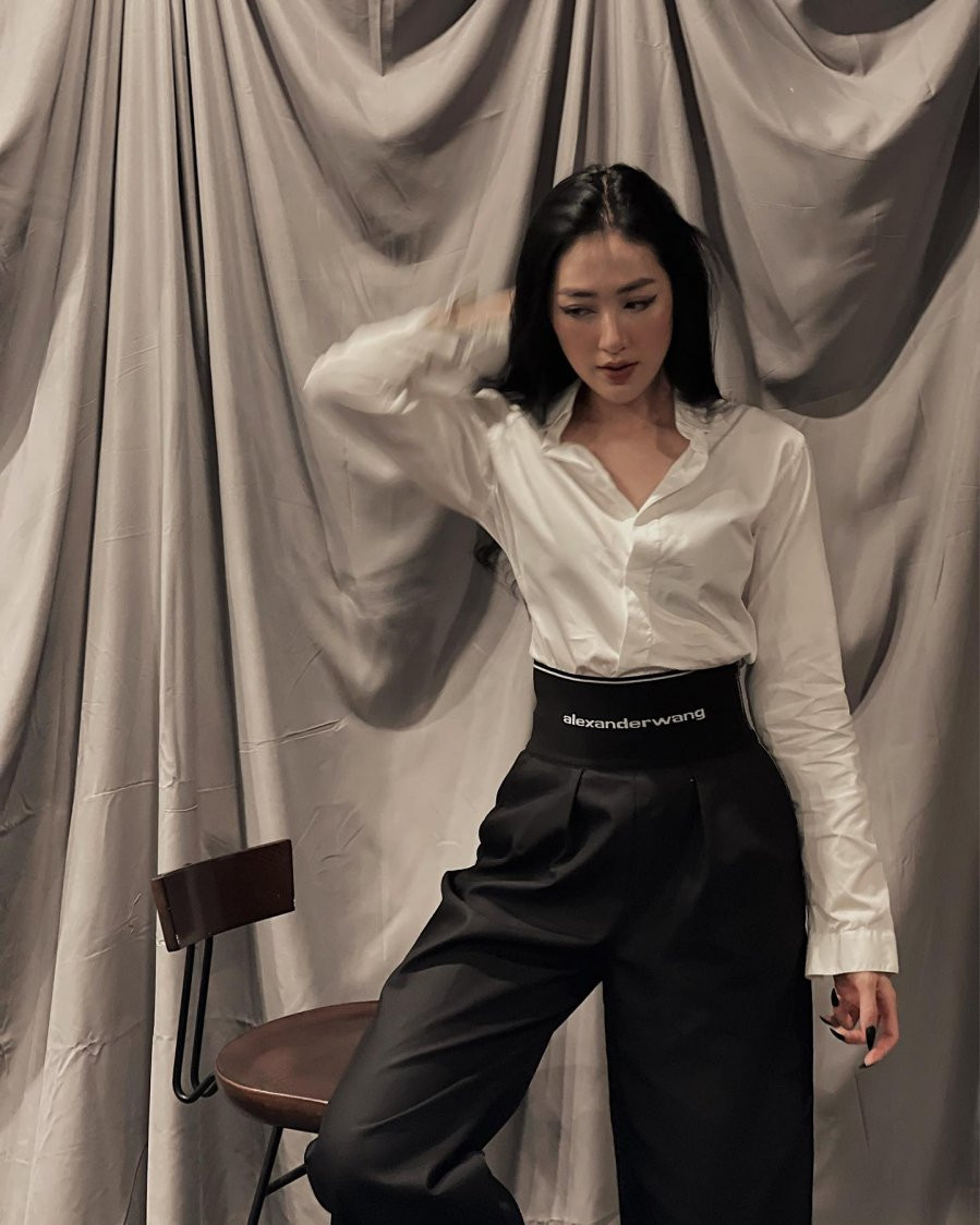 Nhìn Á hậu Tú Anh, bạn sẽ nhận thấy thực tế chúng ta chẳng cần phải đầu tư quá nhiều quần áo lồng lộn, chỉ cần lên đồ quanh những tông màu cơ bản cũng đủ giúp style ghi điểm ấn tượng và thu hút.