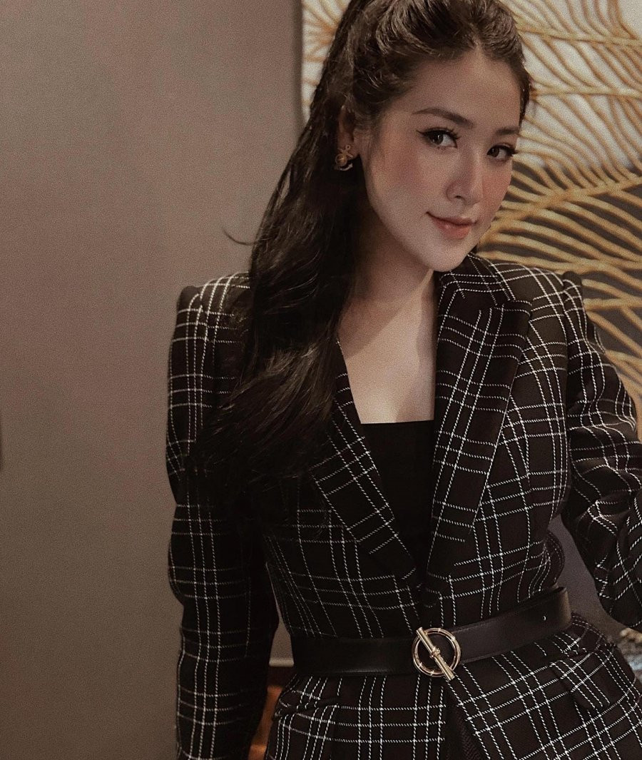 Nàng nào cũng nên đầu tư vào 1 em blazer họa tiết cơ bản giống Á hậu Tú Anh, diện cùng áo dệt kim và 1 chiếc thắt lưng mảnh mai là cô đã có diện mạo sang chảnh ngời ngời.