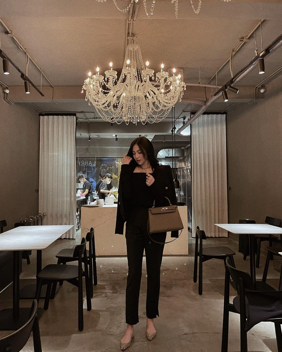 Khi bí ý tưởng mặc đẹp, bạn cứ học Á hậu Tú Anh diện nguyên cây đen với áo sơ mi/ áo thun, quần ống đứng và blazer,1 đôi giày mũi nhọn và túi cầm tay đều mang tông neutral cơ bản.