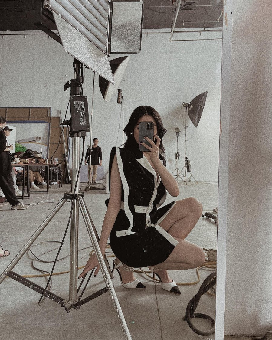 Có khi nàng Á hậu lại chọn diện váy liền cũng đều mang 2 tông đen - trắng. Cô mix váy với giày mũi nhọn và đeo thắt lưng. Set đồ này vừa đơn giản vừa ưng mắt, diện đi làm hay đi chơi cũng đều ổn cả.