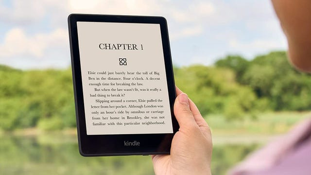  Amazon Kindle Paperwhite: Mẫu máy tỉnh bảng chuyên dùng để đọc sách này có ánh sáng ấm áp có thể tủy chỉnh, bộ nhớ 8 GB, tuổi thọ pin kéo dài hàng tuần. Sảm phẩm có giá 160 USD. 