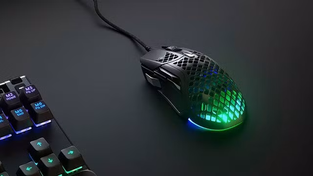 Chuột không dây SteelSeries Aerox 5: Mẫu chuột dành cho game thủ này chỉ nặng 74g nhưng có đến 9 nút khác nhau để phản hồi nhanh cùng công nghệ AquaBarrier với khả năng chống nước và bụi IP54. Sảm phẩm có giá 120 USD.