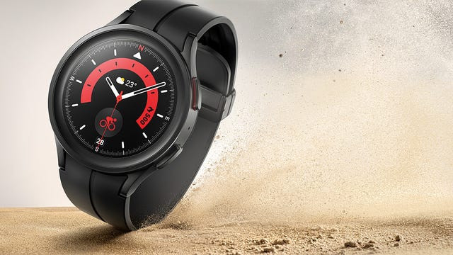  Samsung Galaxy Watch 5 Pro:Với nhiều tính năng theo dõi sức khỏe và thời lượng pin 80 giờ, chiếc đồng hồ thông minh của Samsung là phụ kiện công nghệ lý tưởng dành cho những người yêu thích thể dục thể thao. Sản phẩm có giá 400 USD.