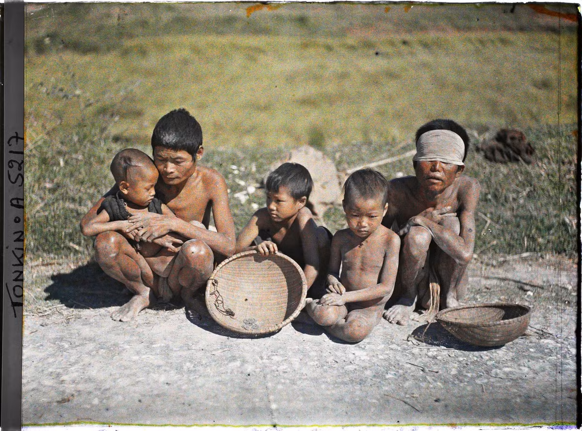Nam giới mù lòa và trẻ em ăn xin bên đường.