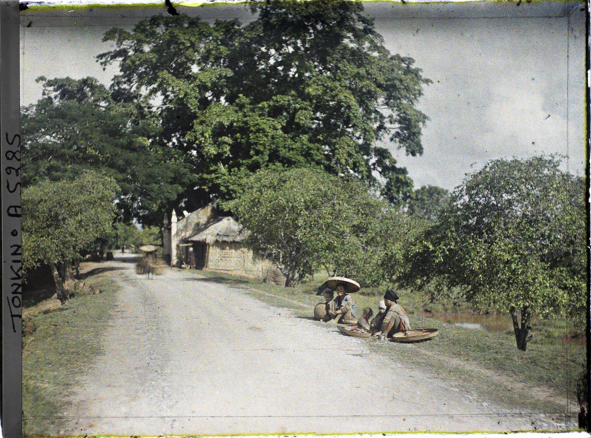 Những người mù ăn xin bên con đường gần một ngôi làng.