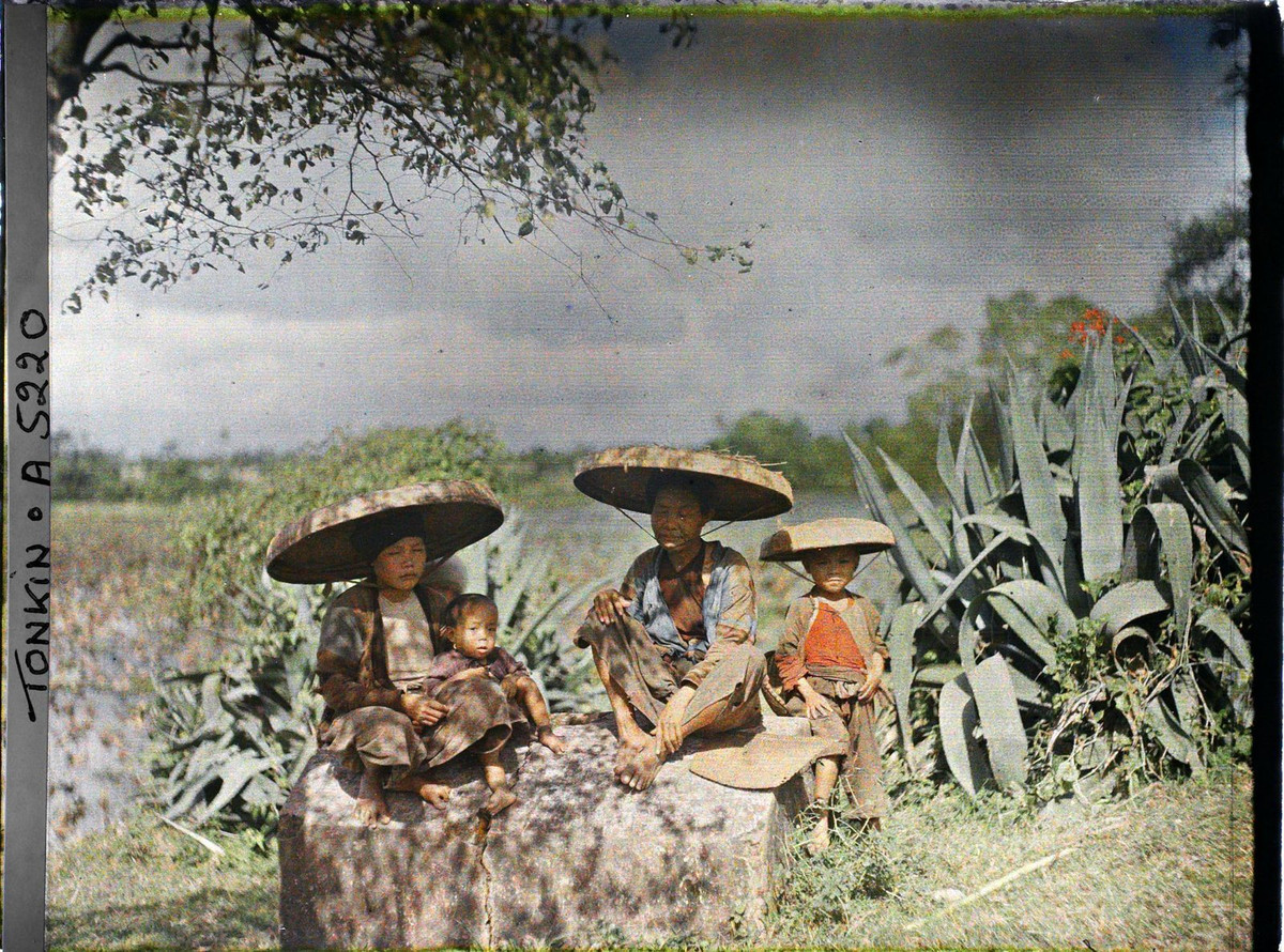 Hình ảnh khác về những người phụ nữ mù ăn xin ở ngoại thành Hà Nội.