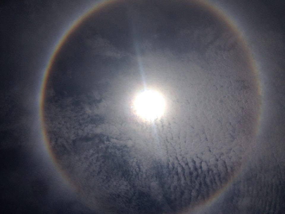 Trước đó, không chỉ tại Lào Cai, hiện tượng quầng mặt trời còn xuất hiện tại nhiều tỉnh thành như TP. HCM, Huế, Hà Nam, Khánh Hòa… Theo các nhà khoa học, quầng quanh mặt trăng thường tần suất xuất hiện nhiều hơn, còn quầng mặt trời rất hiếm gặp và được coi là hiện tượng thời tiết lý thú. 