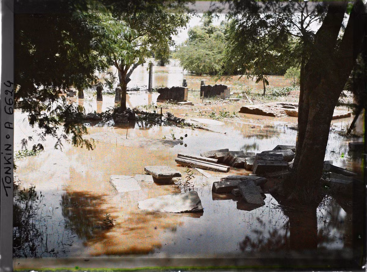 Cảnh lụt lội tại nghĩa trang của giới quý tộc ở ấp Thái Hà.