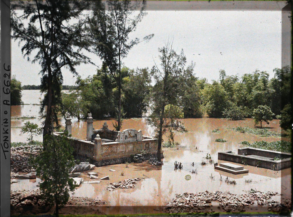 Cảnh lụt lội tại nghĩa trang của giới quý tộc ở ấp Thái Hà.