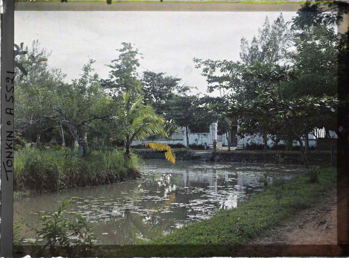 Trong khuôn viên lăng Hoàng Cao Khải. Ông Hoàng Cao Khải là bố ông Hoàng Trọng Phu - Tổng đốc Hà Đông.