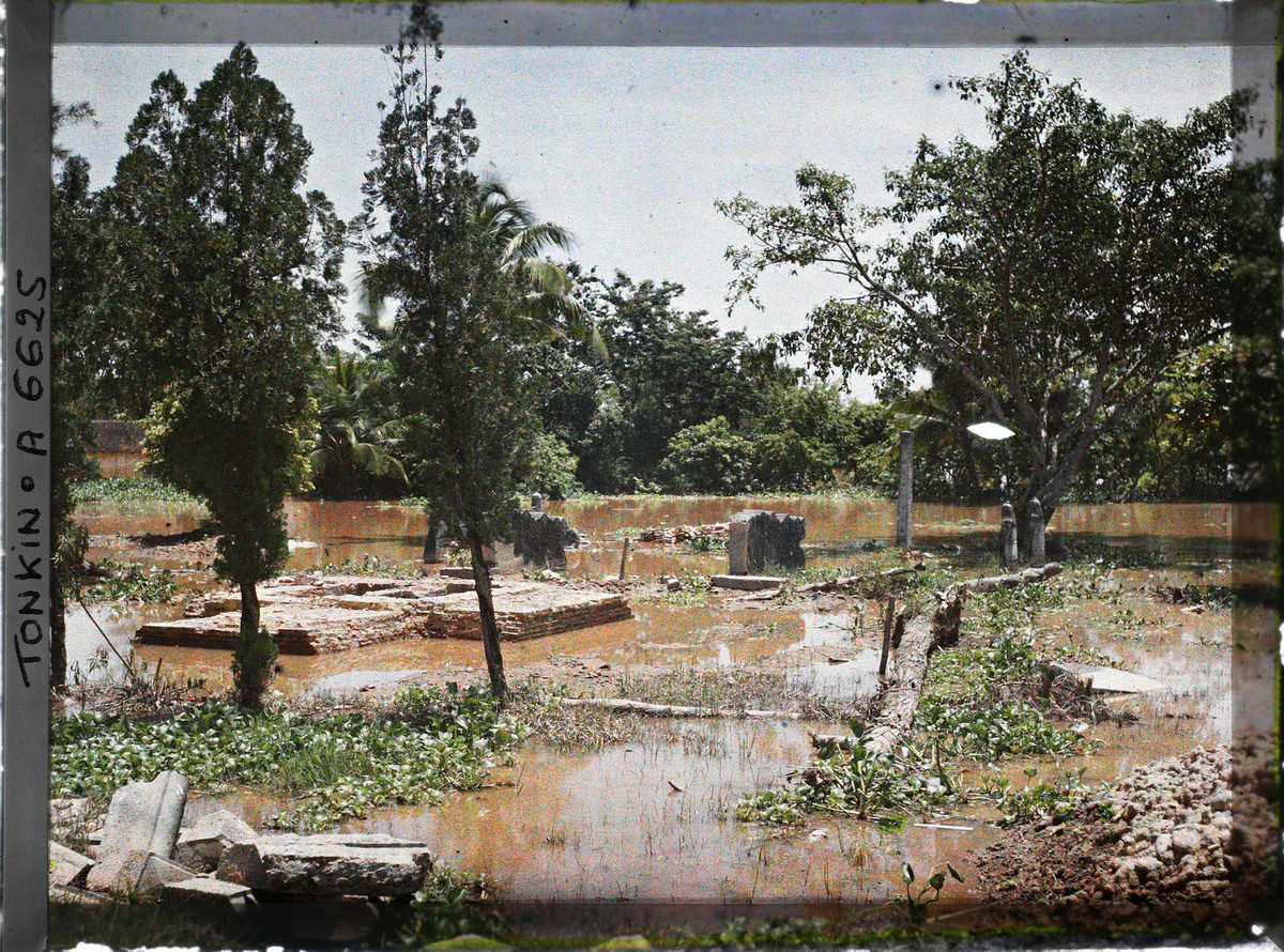 Cảnh lụt lội tại nghĩa trang của giới quý tộc ở ấp Thái Hà.