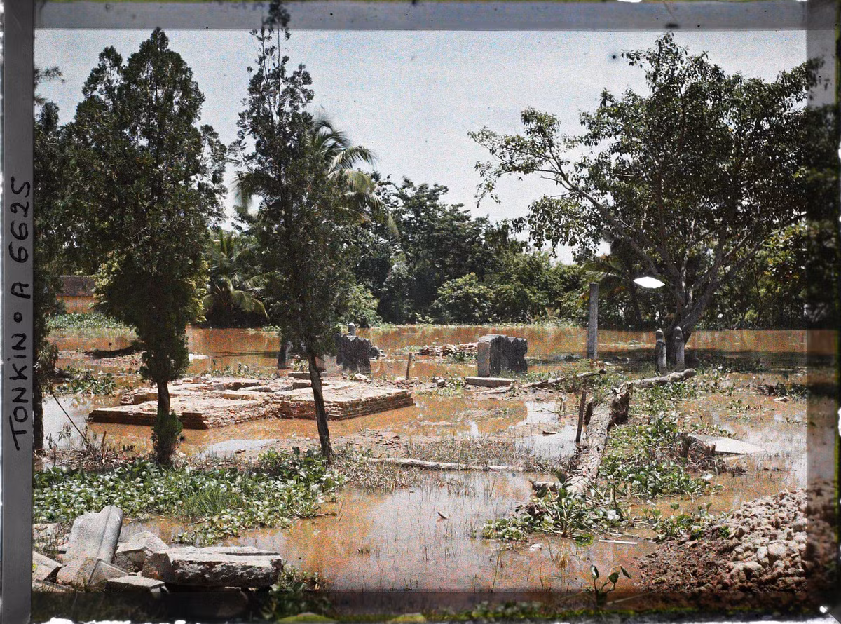 Cảnh lụt lội tại nghĩa trang của giới quý tộc ở ấp Thái Hà.