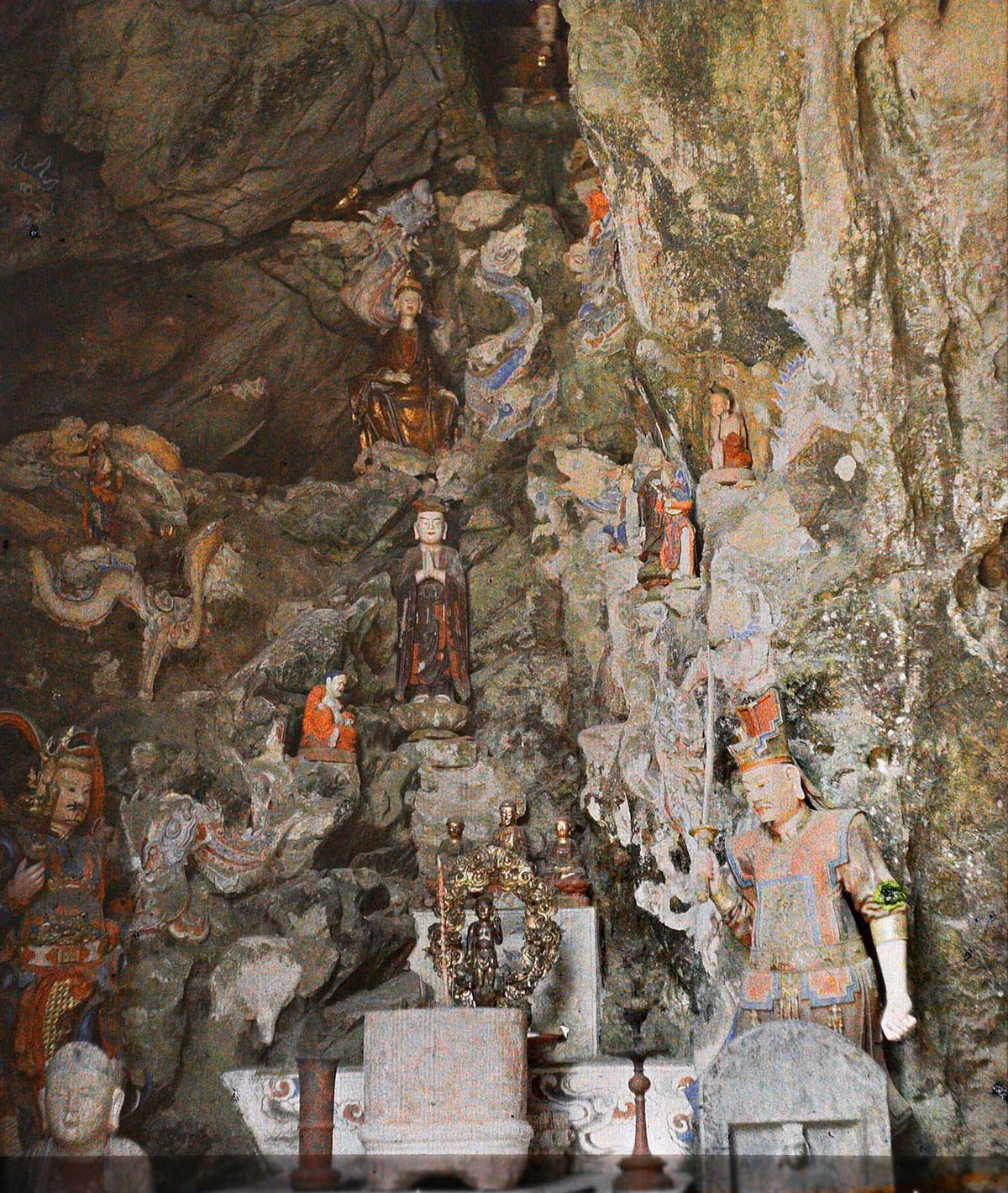 Tượng thờ trong hang núi Sài Sơn.