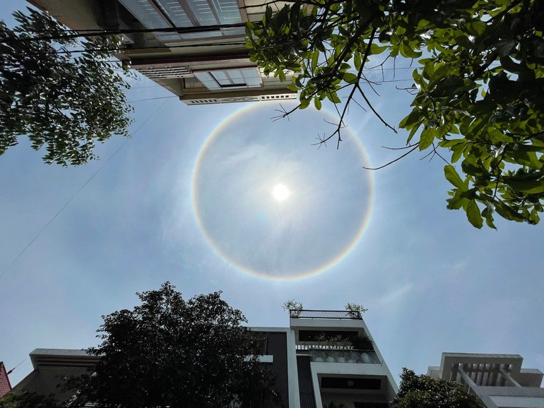 Quầng sáng này là do ánh sáng mặt trời chiếu qua những đám mây trên cao. Những đám mây này có cấu trúc là các tinh thể băng. Khi ánh sáng mặt trời chiếu vào thì bị khúc xạ sinh ra những vòng tròn có nhiều màu sắc. Quầng mặt trời cũng có 7 màu như cầu vồng (đỏ, da cam, vàng, lục, lam, chàm, tím) nhưng thứ tự màu sắc được sắp xếp ngược lại. Ảnh: Nguyễn Luyến.