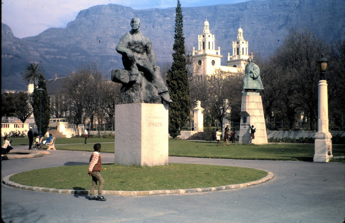 Tượng đài nhà lãnh đạo Nam Phi Jan Smuts ở Cape Town. Hậu cảnh là núi Bàn nổi tiếng.