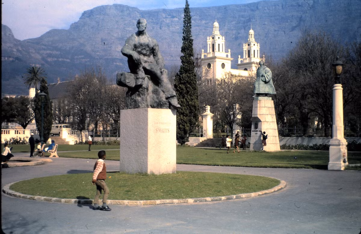 Tượng đài nhà lãnh đạo Nam Phi Jan Smuts ở Cape Town. Hậu cảnh là núi Bàn nổi tiếng.