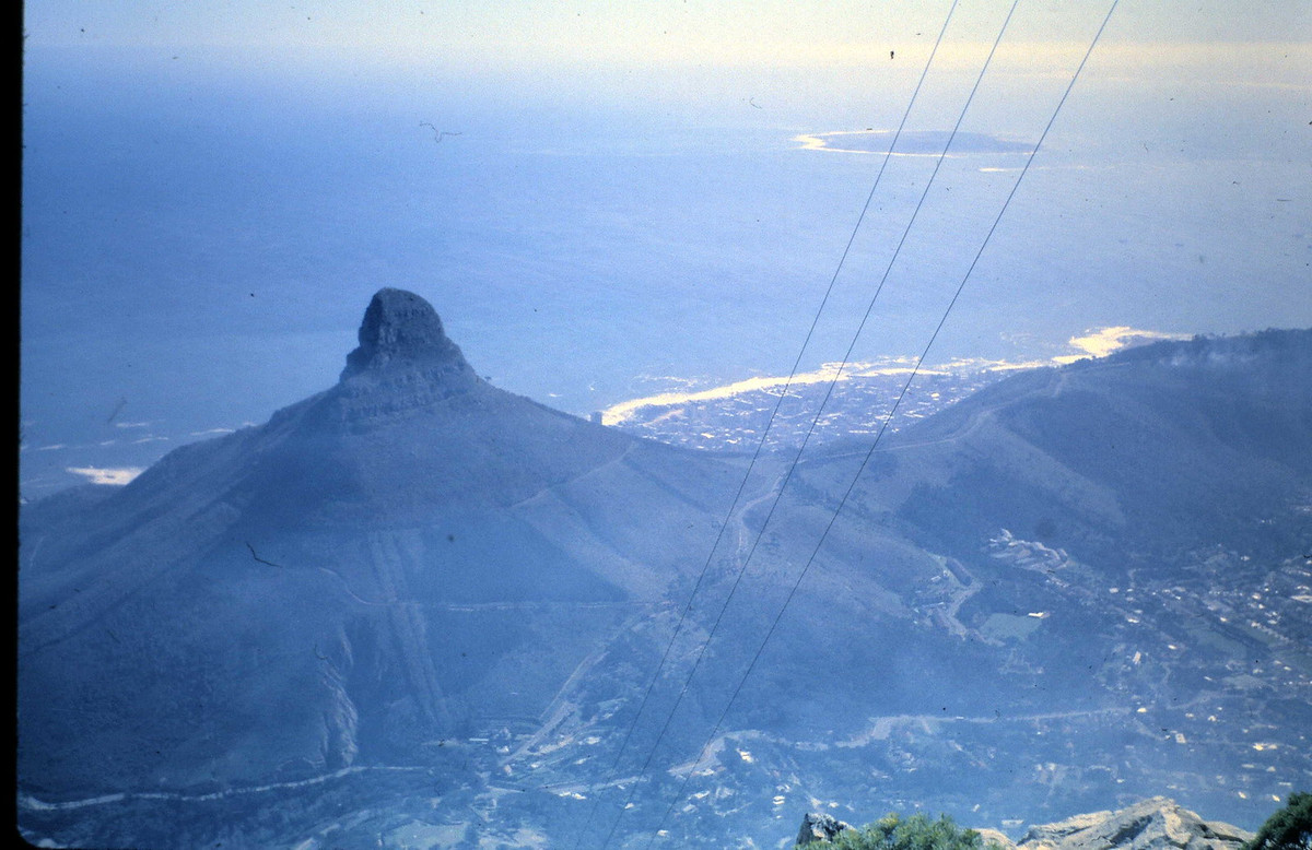 Đỉnh núi Quỷ và đảo Robben ở ngoài khơi Cape Town. Nhà đấu tranh người da màu Nelson Mandela đang bị giam trên đảo Robben thời điểm bức ảnh được chụp.