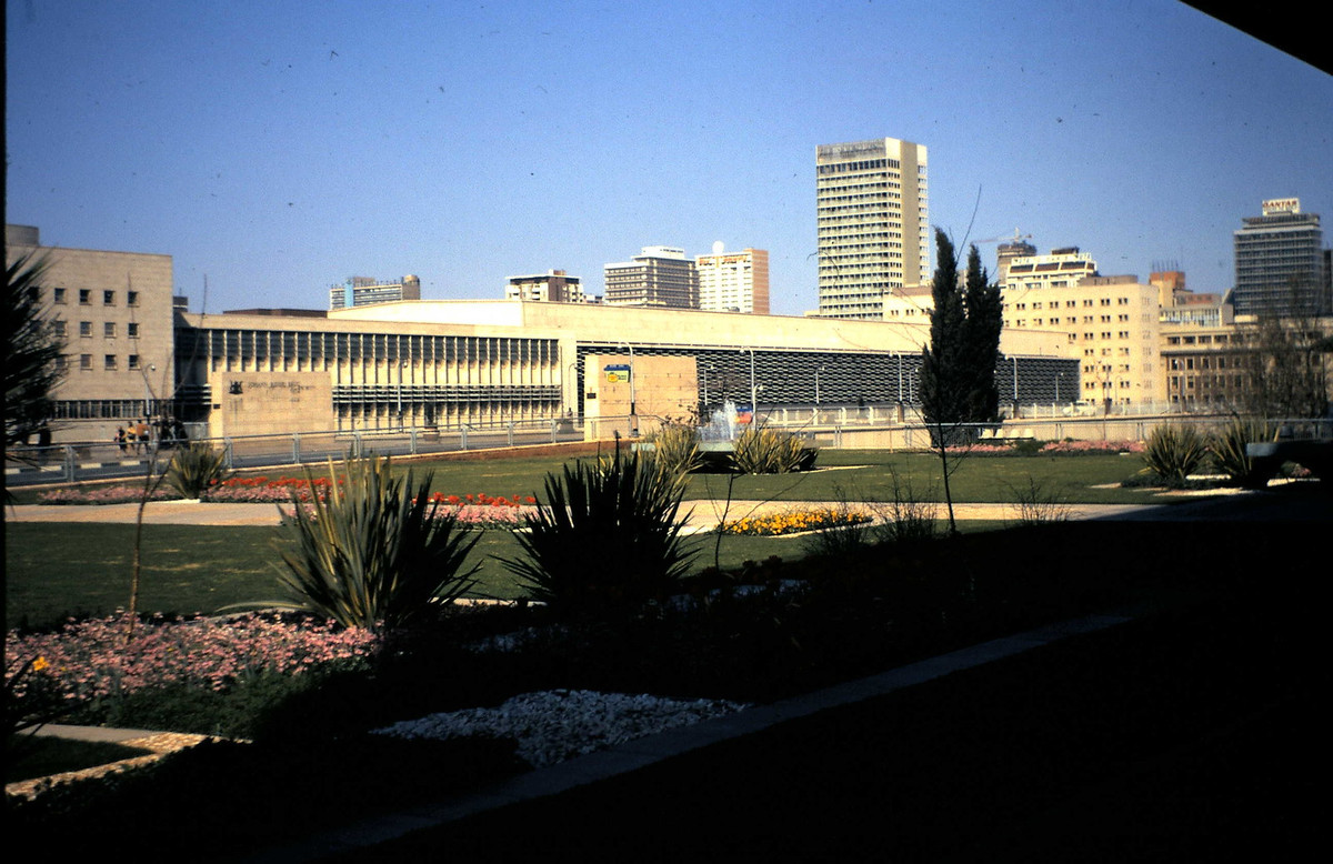 Trong khuôn viên nhà ga Johannesburg.