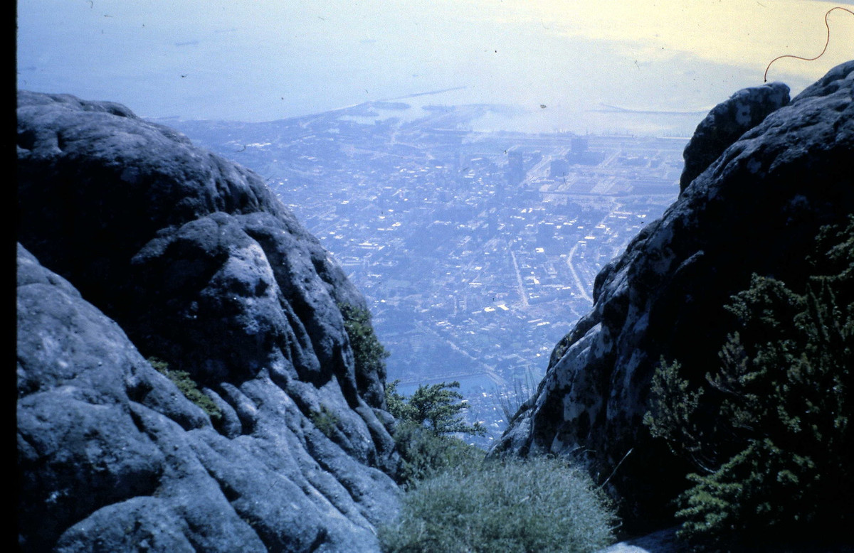 Thành phố Cape Town nhìn từ núi Bàn.