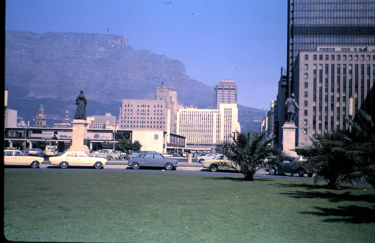 Núi Bàn nhìn từ phố Adderley.