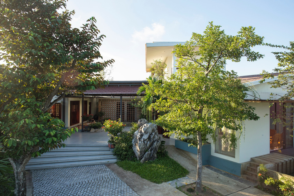 Ngôi nhà thiết kế chủ yếu dành cho người lớn tuổi nên hướng tới sự tối giản, tiện dụng và mang lại cảm giác ấm cúng gia đình. Ngôn ngữ thiết kế hiện đại nhưng cũng mang chút hơi thở kiến trúc truyền thống, được thể hiện qua hệ mái xéo và hệ cửa bức bàn - loại cửa truyền thống đặc trưng tại vùng Đồng bằng Bắc Bộ của nước ta.