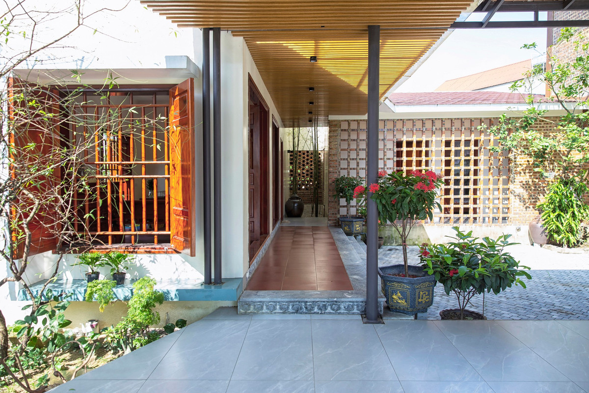 Công trình ở vùng quê nhỏ với nét đặc trưng sinh hoạt bản địa, gắn liền với giá trị văn hóa, đời sống tình cảm, kỷ niệm và ký ức tuổi thơ của những con người trong gia đình. Anh Sơn muốn tạo ra không gian mà ở đó các thành viên gắn kết với nhau và có sự tương tác tích cực với công trình cũng như môi trường thiên nhiên xung quanh.