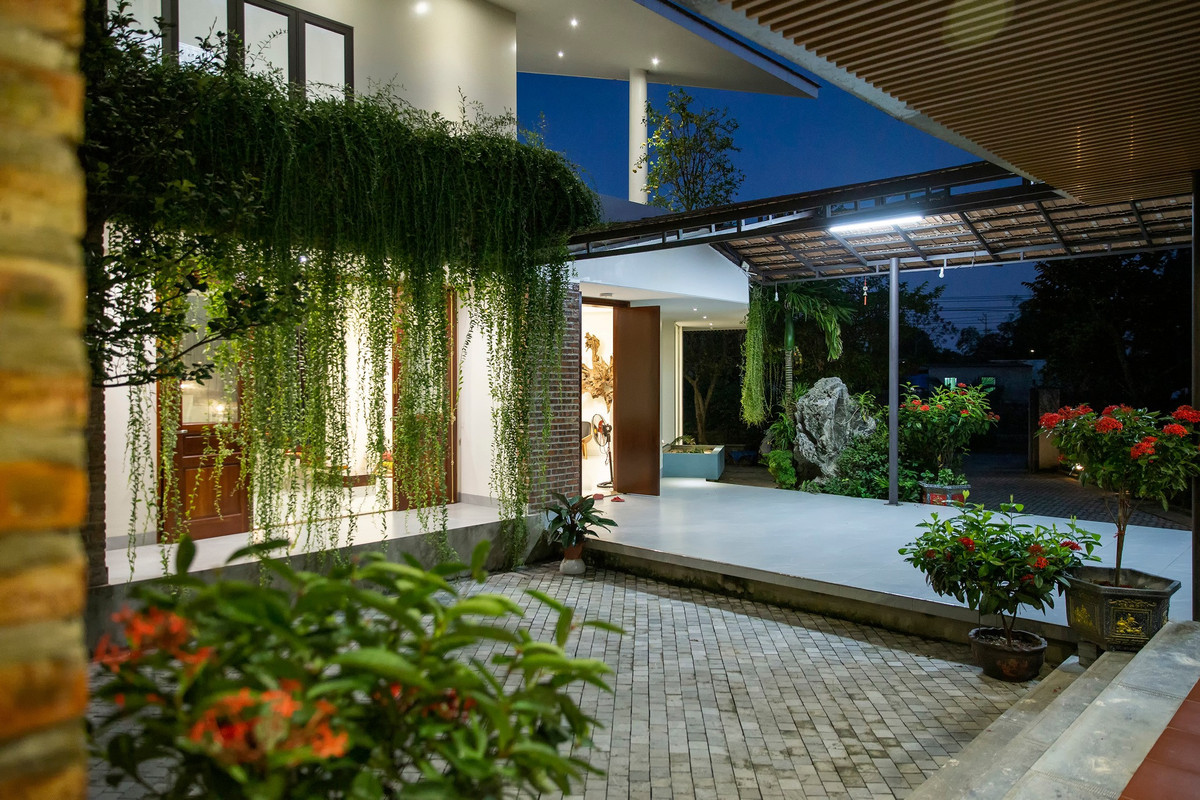 Thiết kế cho phép mở hoàn toàn phía Đông Nam bằng việc bố trí dọc các khoảng sân nối tiếp nhau, phương án này cũng giải quyết bài toán khai thác luồng gió mát chính từ hướng Đông Nam, gió được đi vào khoảng sân trung tâm sau đó phân phối và đưa đến các khối chức năng trong công trình.