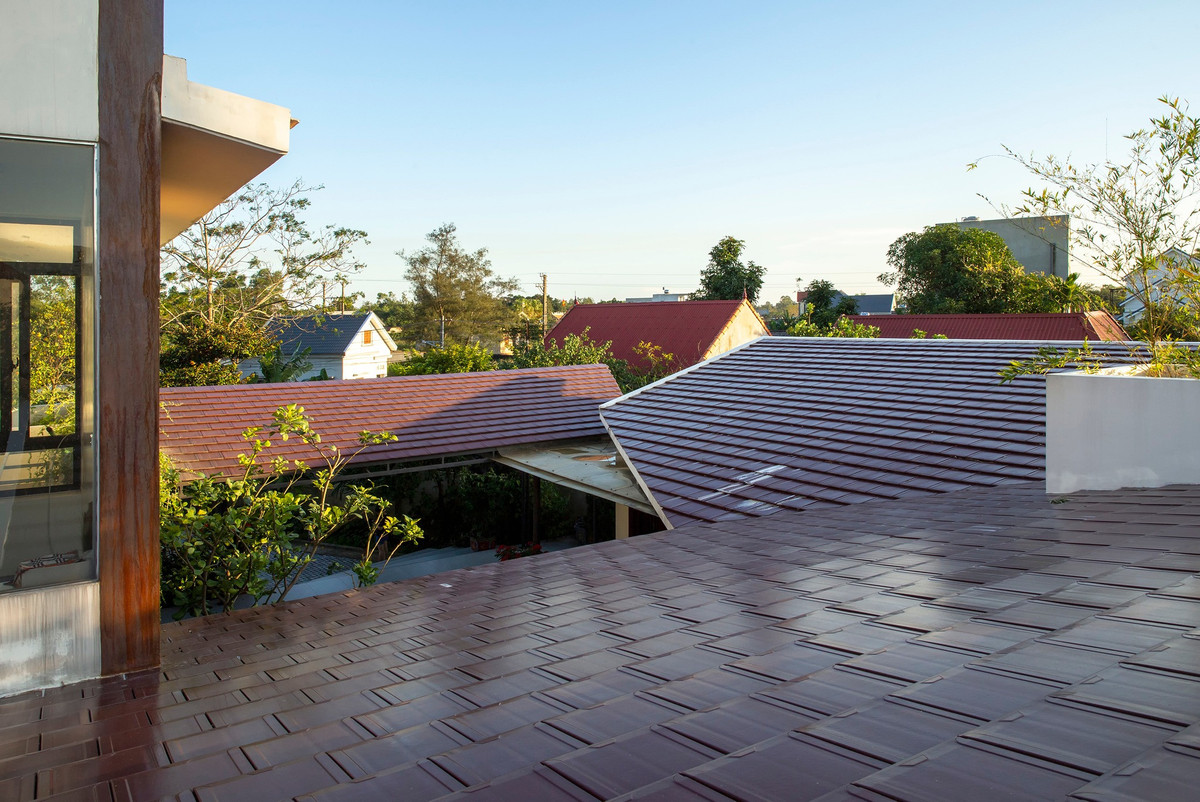 Anh sử dụng hoàn toàn những vật liệu có sẵn tại địa phương như: Mái ngói phẳng, gỗ tự nhiên, đá tự nhiên... điều này tạo điều kiện thuận lợi cho việc xây dựng ở vùng quê nhỏ, nó cũng góp phần tạo nên thẩm mỹ, sự mộc mạc và yên tĩnh cho ngôi nhà.