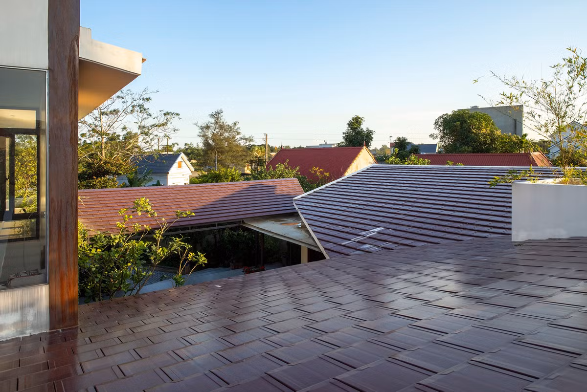 Anh sử dụng hoàn toàn những vật liệu có sẵn tại địa phương như: Mái ngói phẳng, gỗ tự nhiên, đá tự nhiên... điều này tạo điều kiện thuận lợi cho việc xây dựng ở vùng quê nhỏ, nó cũng góp phần tạo nên thẩm mỹ, sự mộc mạc và yên tĩnh cho ngôi nhà.