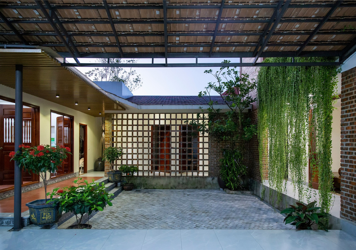 Ngoài việc tạo ra không gian đáp ứng nhu cầu sinh hoạt cho gia đình, chủ đầu tư cũng muốn là nơi mà dịp lễ, Tết anh chị em có thể tề tựu đông đủ. Kiến trúc sư bố trí nhiều khoảng sân, sân có mái che, sân ngoài trời. Các không gian này vừa là nơi cho con cháu chạy nhảy chơi đùa, cũng là nơi đại gia đình có thể ngồi quây quần cùng nhau sau nhiều ngày xa cách.