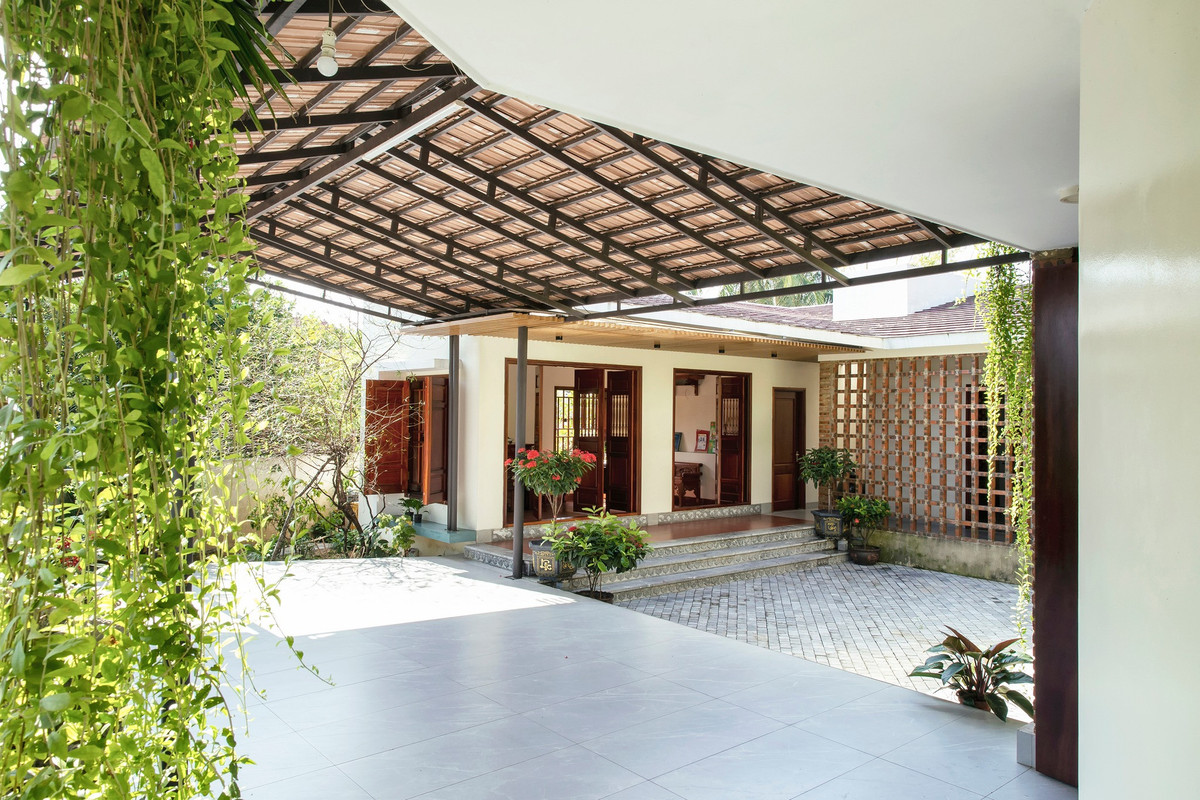 Công trình phát triển ý tưởng dựa trên đặc trưng sinh hoạt của gia đình chủ nhân. Chủ đầu tư là con trai trưởng trong gia đình nên việc thờ tự rất được coi trọng, gian từ đường bố trí chính giữa công trình, phía trước là khoảng sân trung tâm.