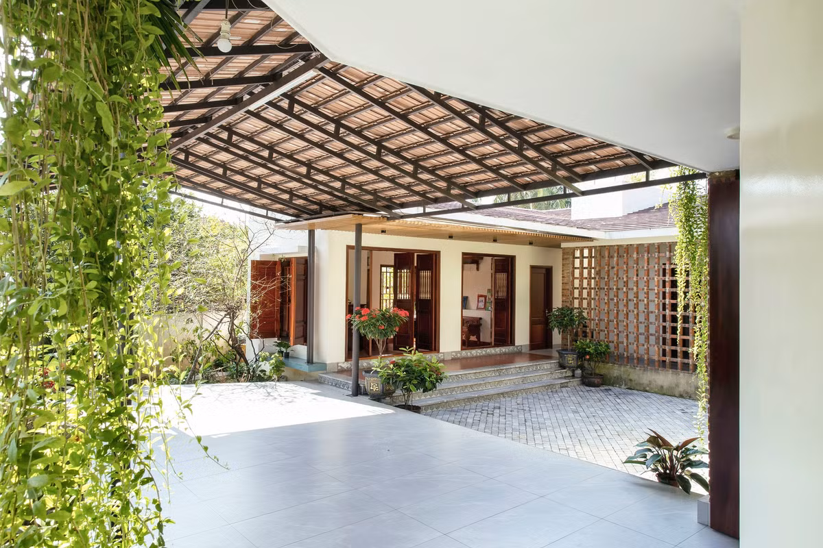 Công trình phát triển ý tưởng dựa trên đặc trưng sinh hoạt của gia đình chủ nhân. Chủ đầu tư là con trai trưởng trong gia đình nên việc thờ tự rất được coi trọng, gian từ đường bố trí chính giữa công trình, phía trước là khoảng sân trung tâm.