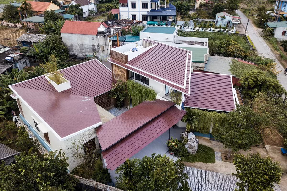 Sau hơn 20 năm sống ở nơi khác, bố mẹ của kiến trúc sư Trần Thế Sơn quyết định về mảnh đất ông bà tổ tiên để lại ở Nghi Sơn (Thanh Hóa) để xây dựng nhà. Anh Sơn lắng nghe ý nguyện của bố mẹ và thiết kế một ngôi nhà 2 tầng tiện nghi với cấu trúc nhà bao quanh một khoảng sân và giếng trời. Vì vậy, không gian nào trong nhà cũng thoáng gió, mát mẻ.