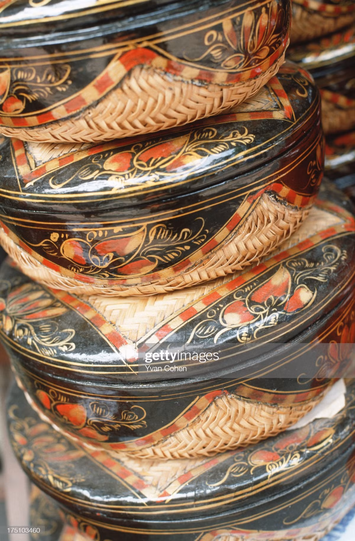 Những chiếc hộp sơn mài được bày bán ở một cửa hàng đồ lưu niệm.