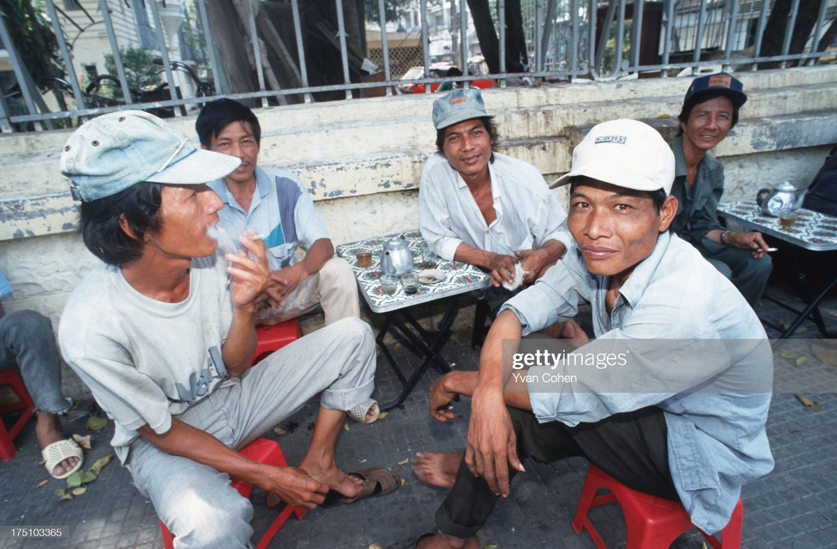 Những người đàn ông ở quán cà phê vỉa hè Hà Nội.