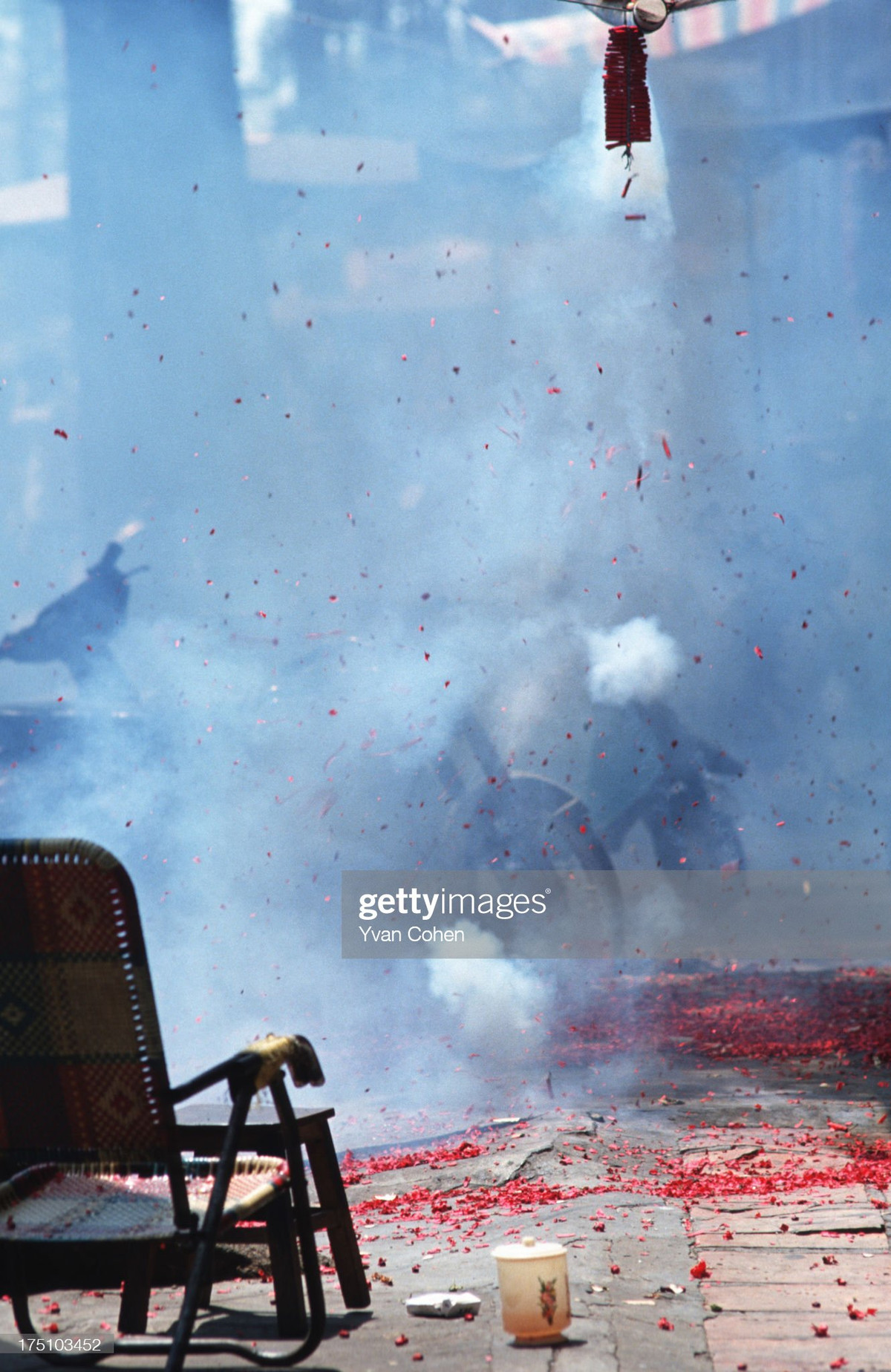 Cảnh đốt pháo ở một ngôi đền.