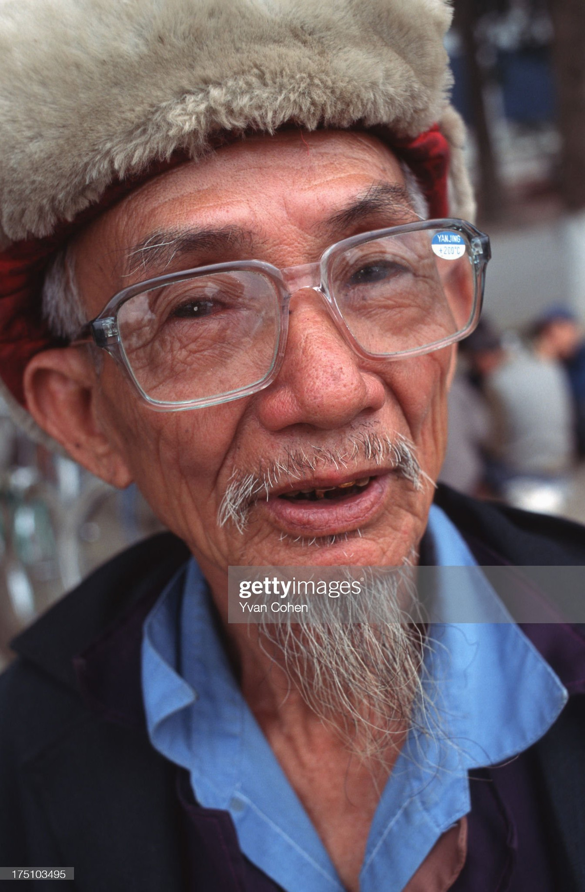 Chân dung cụ ông ở bờ hồ Hoàn Kiếm.