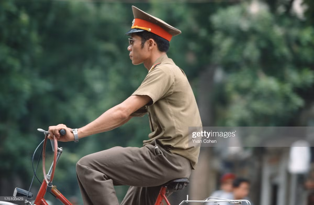 Chiến sĩ trẻ đạp xe trên đường.