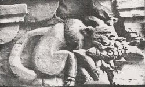 Hình ảnh mèo cũng xuất hiện trên những bức chạm khắc ở chốn tôn nghiêm như đình làng Bình Lục - Quảng Ninh, bia chùa Linh Quang - Hải Phòng.