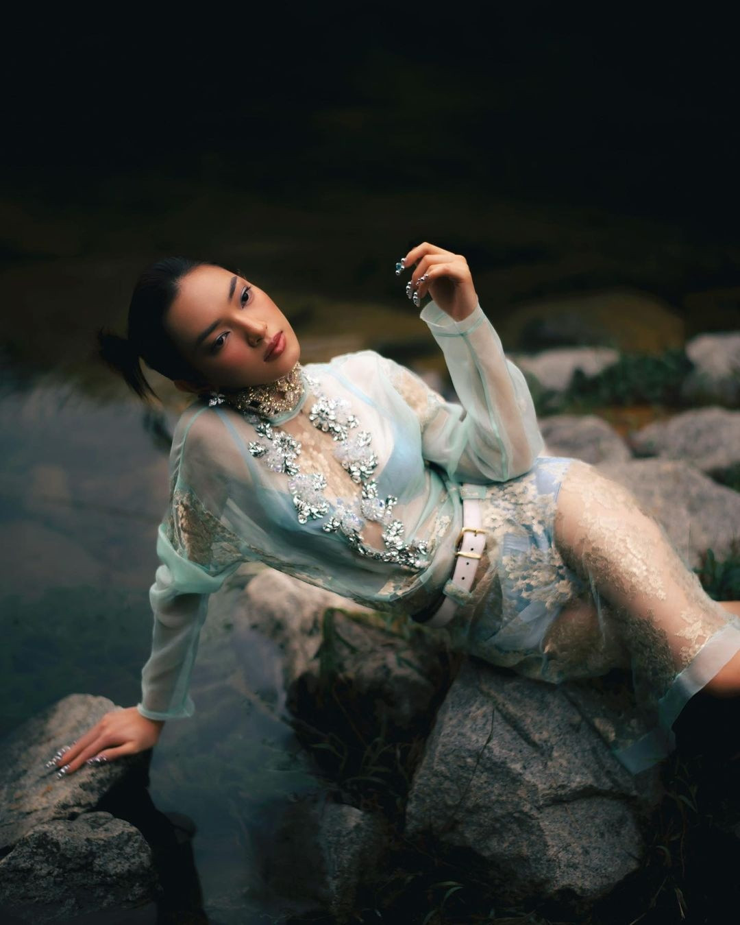 Fashionista Châu Bùi diện đồ xuyên thấu theo công thức ton-sur-ton. Trang phục thêm phần táo bạo khi để lộ nội y. Tuy nhiên, việc Châu Bùi diện nội y cùng màu với bộ đồ giúp tổng thể nhìn thời thượng. Ảnh: Châu Bùi.