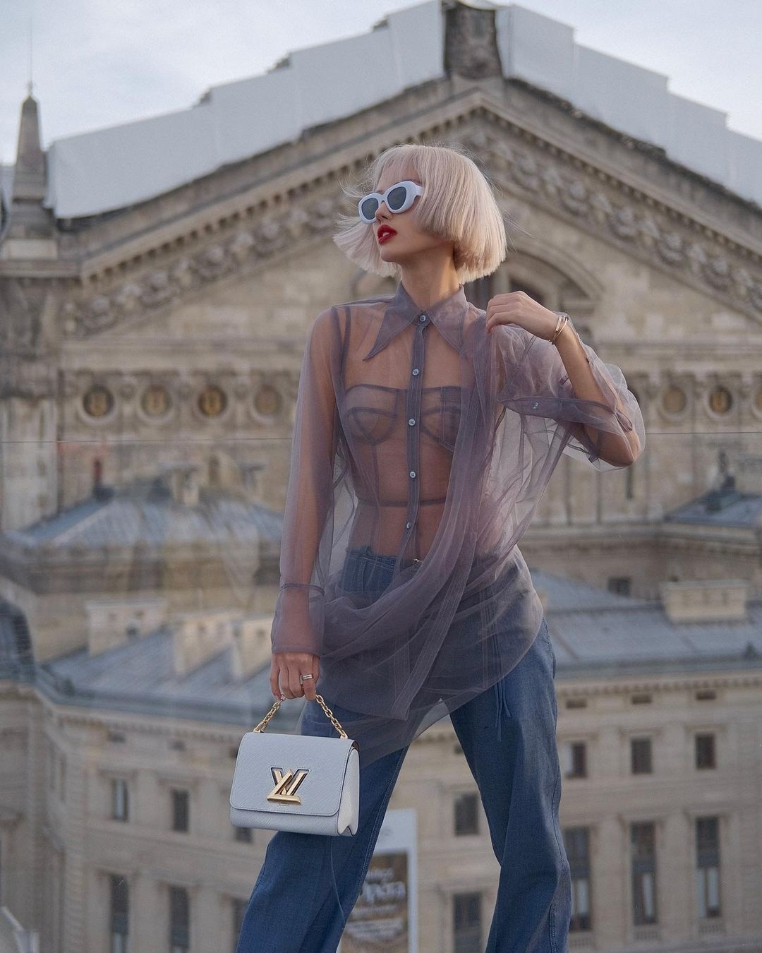 Khánh Linh yêu thích những mẫu áo xuyên thấu. Các thiết kế nhiều lớp giúp tạo hình của cô không quá gợi cảm, có phần cá tính. Ảnh: klinhnd.