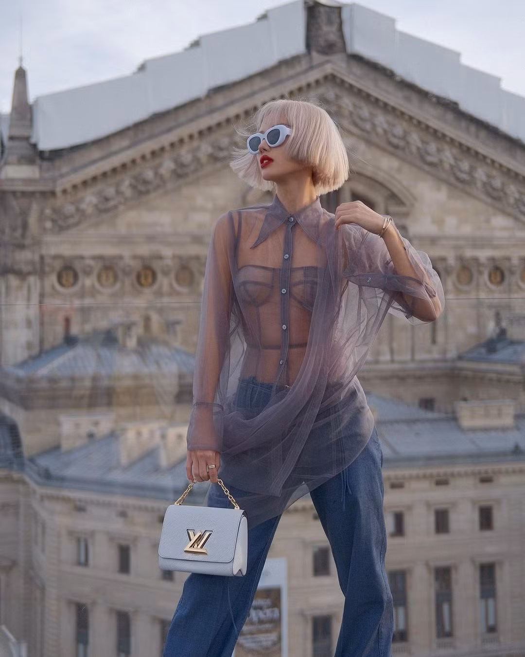 Khánh Linh yêu thích những mẫu áo xuyên thấu. Các thiết kế nhiều lớp giúp tạo hình của cô không quá gợi cảm, có phần cá tính. Ảnh: klinhnd.