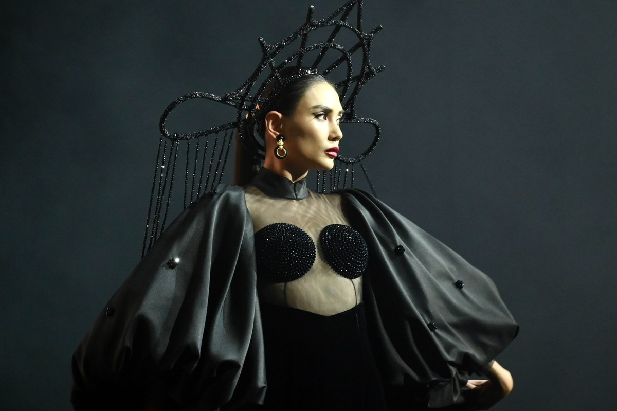 Trên sàn diễn, Võ Hoàng Yến diện đầm có chi tiết xuyên thấu. Các chất liệu xuyên thấu như organza, chiffon, tulle... được nhiều NTK Việt sử dụng. Tuy nhiên, trong năm nay, NTK Cao Quý khẳng định trào lưu mặc đồ xuyên thấu chưa bùng nổ ở Việt Nam. Ảnh: Mạnh Đạt.