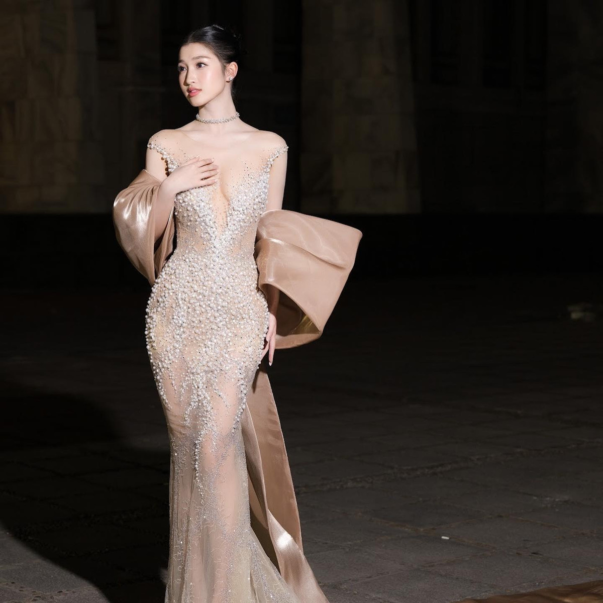 Tại sự kiện lớn, những mẫu váy xuyên thấu trở thành trợ thủ đắc lực giúp dàn hoa hậu, á hậu nhìn nổi bật. Á hậu Phương Nhi diện thiết kế dáng đuôi cá, màu da. Mẫu váy có nhiều chi tiết ngọc trai đính dọc phần thân, giúp trang phục sang trọng, không phản cảm. Ảnh: _nguyenphuongnhi_02.