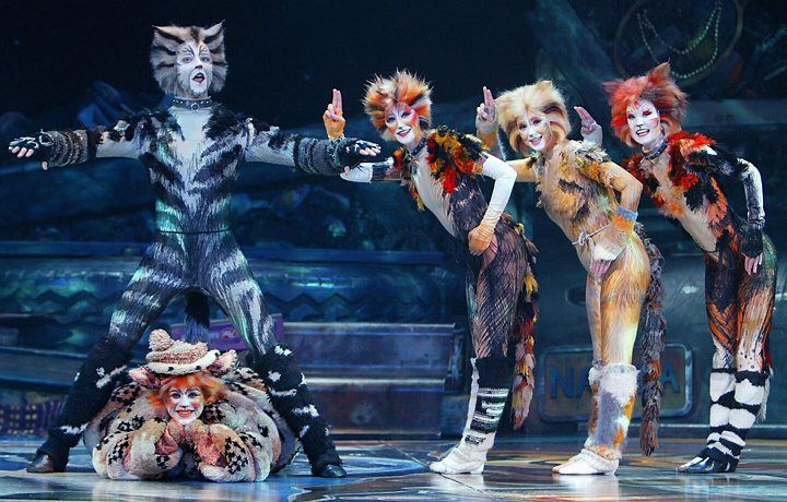 Tộc mèo (Cats) được công chiếu ở London từ năm 1981, là một trong những vở nhạc kịch nổi tiếng nhất thế giới.