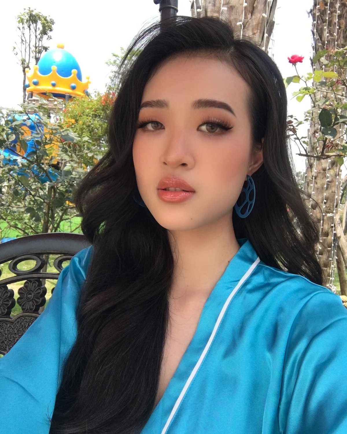 Trên trang cá nhân, Yến Nhi chăm cập nhật hình ảnh cá nhân ở đời thường. Cô được fan sắc đẹp nhận xét có khuôn mặt hài hòa, hình thể đẹp. Trước Hoa hậu Việt Nam, cô từng góp mặt ở Miss World Vietnam 2022.