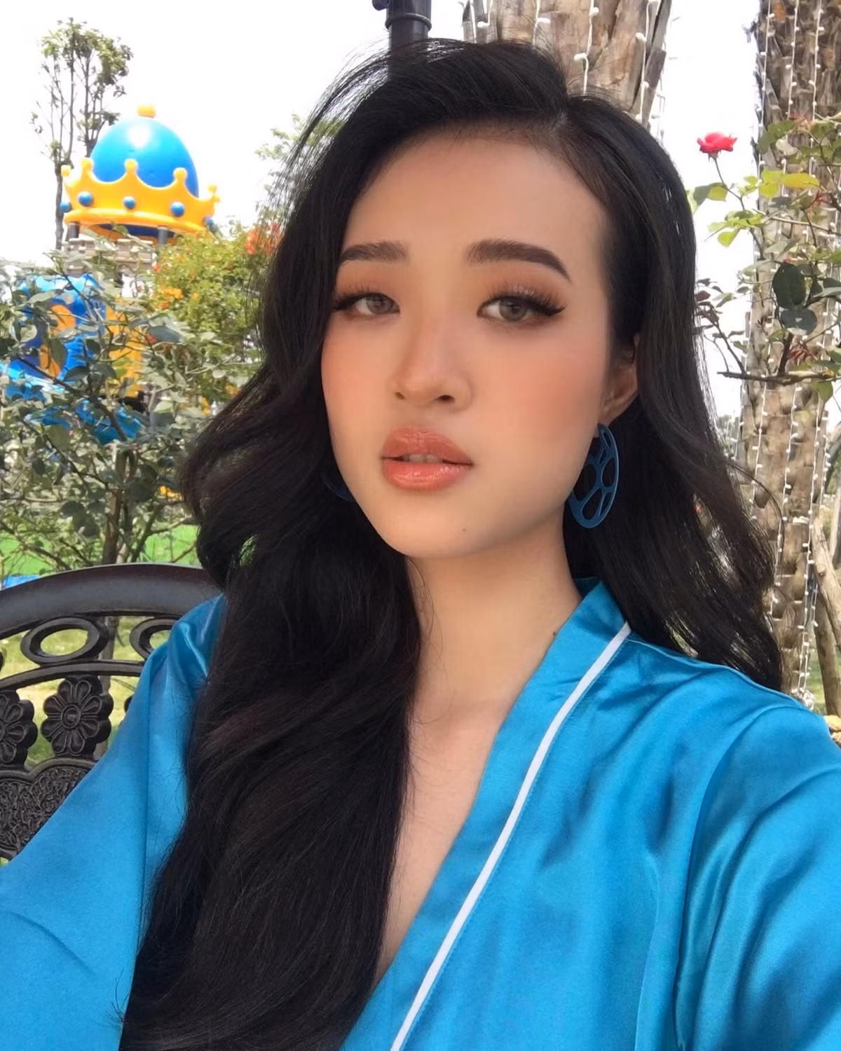 Trên trang cá nhân, Yến Nhi chăm cập nhật hình ảnh cá nhân ở đời thường. Cô được fan sắc đẹp nhận xét có khuôn mặt hài hòa, hình thể đẹp. Trước Hoa hậu Việt Nam, cô từng góp mặt ở Miss World Vietnam 2022.