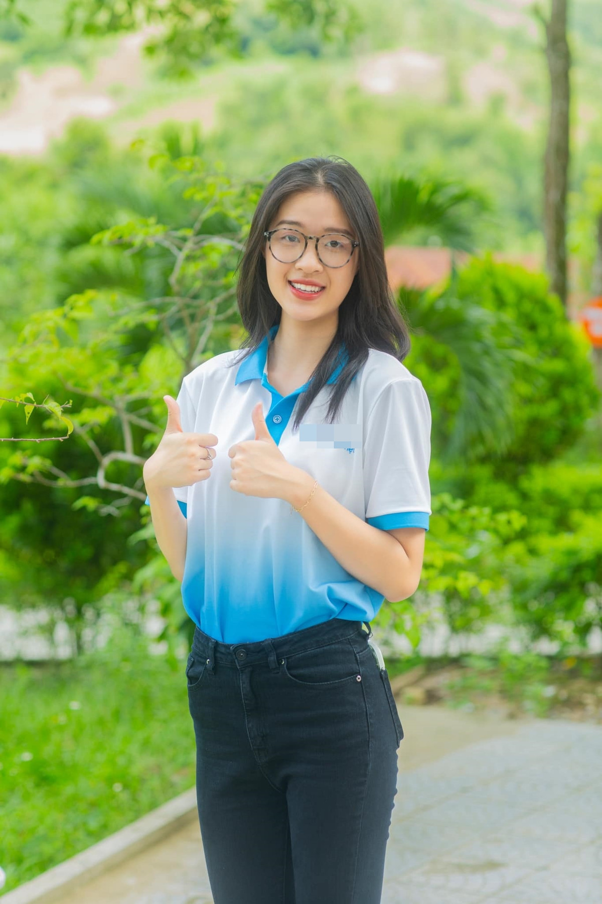 Hồ Yến Nhi: Cô sinh năm 2003, là một trong số những thí sinh trẻ tuổi ở Hoa hậu Việt Nam 2022. Người đẹp có chiều cao nổi trội nhất tại cuộc thi năm nay (1,79 m). Yến Nhi theo học ngành Quan hệ Quốc tế của khoa Quốc tế, Đại học Huế. Cô từng làm người mẫu ảnh, tham gia trình diễn thời trang ở một số sự kiện giải trí.