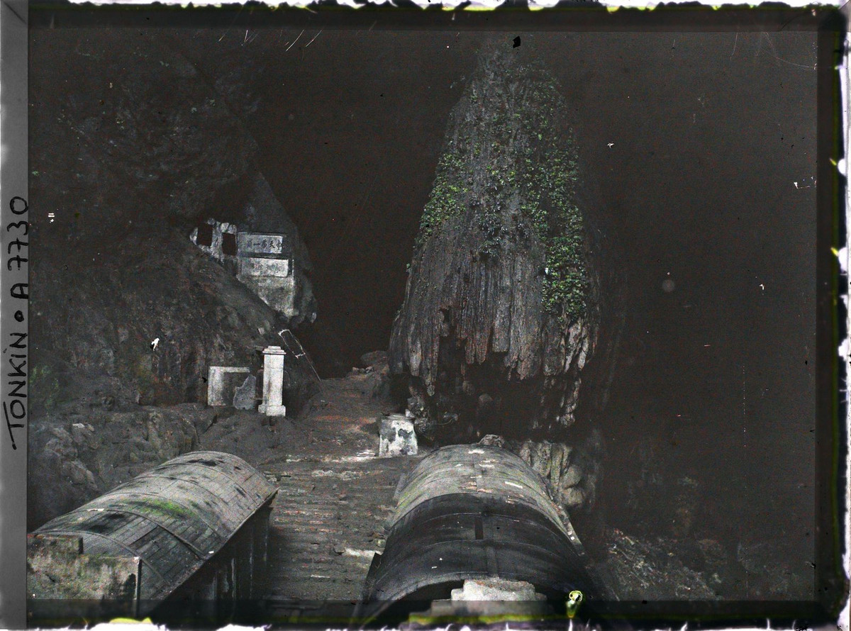 Góc nhìn khác về động Hương Tích.